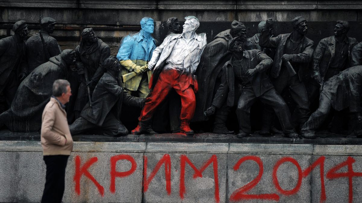 Fotky: Pryč s Rudou armádou! Bulhaři odstraňují pomník, který je léta dráždil